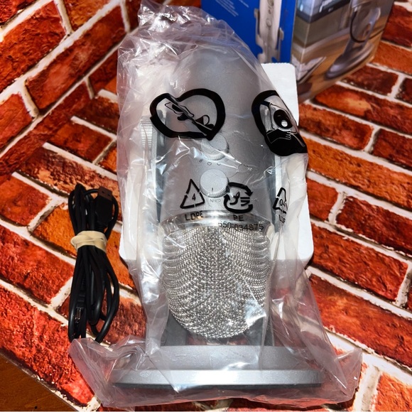 Logitech Creators Blue Yeti USB Microphone In Box Used 1X Silver, Podcast, Games - Picture 8 of 10